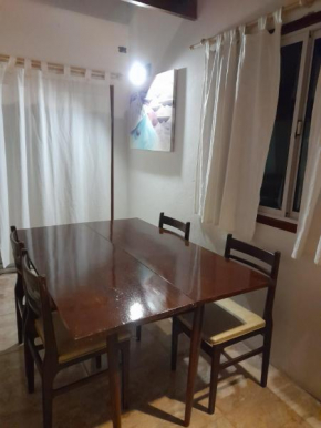 Departamento 3 ambientes, para 4 personas, barrio tranquilo a una cuadra del bosque